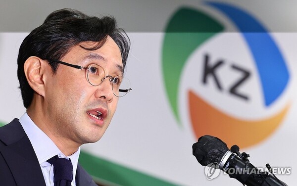 최윤범 고려아연 회장 측이 고려아연 지분 1.85%를 가진 영풍정밀 지분 34.9%를 확보했다. / 연합뉴스