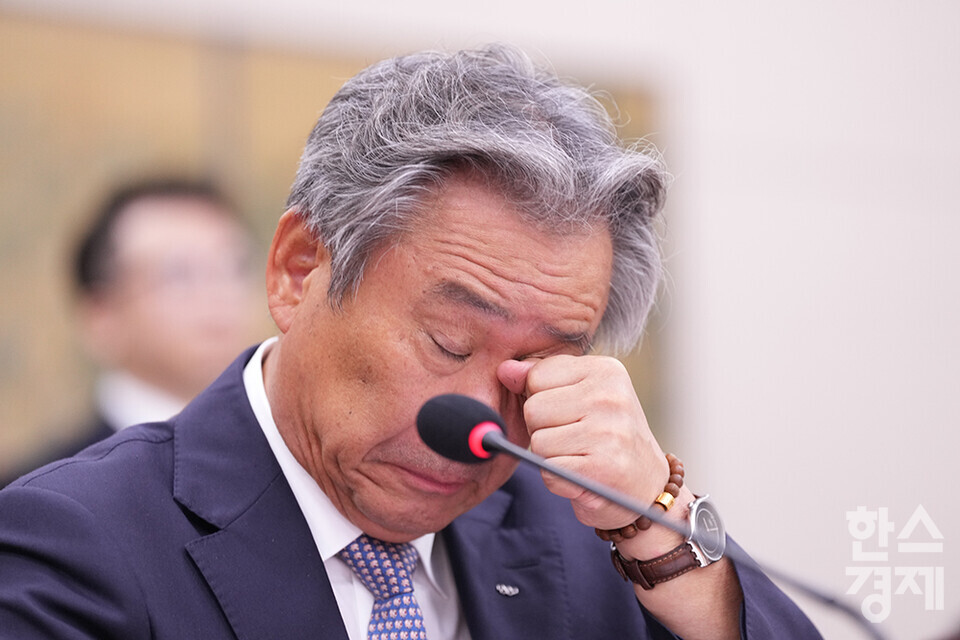 이기흥 대한체육회장이 22일 서울 여의도 국회에서 열린 문화체육관광위원회의 대한체육회 등에 대한 국정감사에 출석해 눈을 비비고 있다. /최대성 기자 dpdaesung@sporbiz.co.kr 2024.10.22.