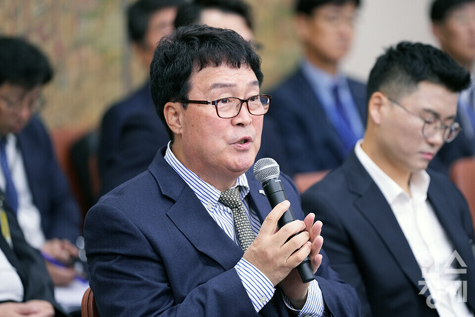 김택규 배드민턴협회장이 22일 서울 여의도 국회에서 열린 문화체육관광위원회의 대한체육회 등에 대한 국정감사에 출석해 의원 질의에 답변하고 있다. /최대성 기자 dpdaesung@sporbiz.co.kr 2024.10.22.