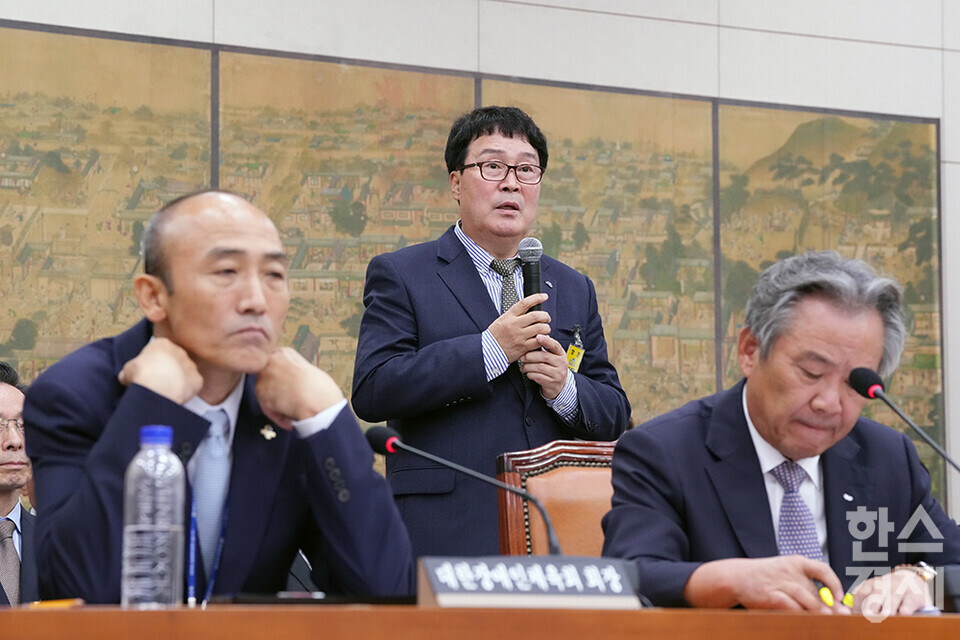 김택규 배드민턴협회장이 22일 서울 여의도 국회에서 열린 문화체육관광위원회의 대한체육회 등에 대한 국정감사에 출석해 의원 질의에 답변하고 있다. /최대성 기자 dpdaesung@sporbiz.co.kr 2024.10.22.