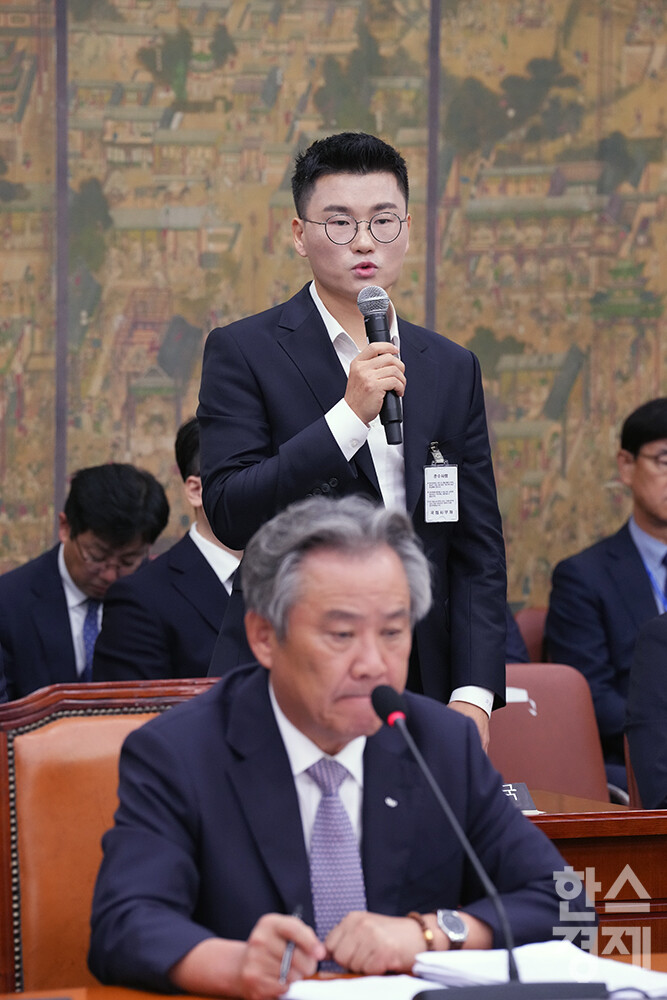 민경국 스포츠 에이전시 대표가 22일 서울 여의도 국회에서 열린 문화체육관광위원회의 대한체육회 등에 대한 국정감사에 출석해 의원 질의에 답변하고 있다. /최대성 기자 dpdaesung@sporbiz.co.kr 2024.10.22.