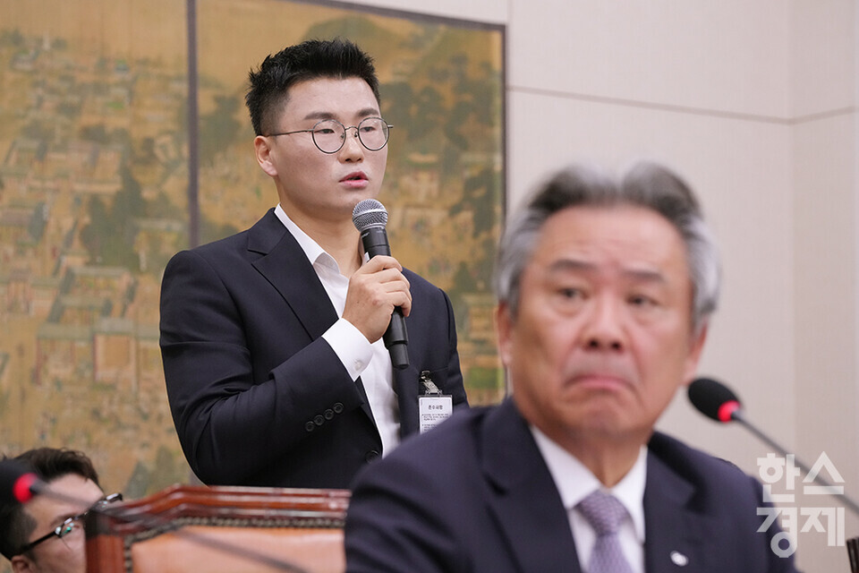 민경국 스포츠 에이전시 대표가 22일 서울 여의도 국회에서 열린 문화체육관광위원회의 대한체육회 등에 대한 국정감사에 출석해 의원 질의에 답변하고 있다. /최대성 기자 dpdaesung@sporbiz.co.kr 2024.10.22.