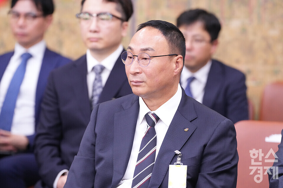 장재근 진천선수촌 촌장이 22일 서울 여의도 국회에서 열린 문화체육관광위원회의 대한체육회 등에 대한 국정감사에 출석해 의원 질의를 듣고 있다. /최대성 기자 dpdaesung@sporbiz.co.kr 2024.10.22.