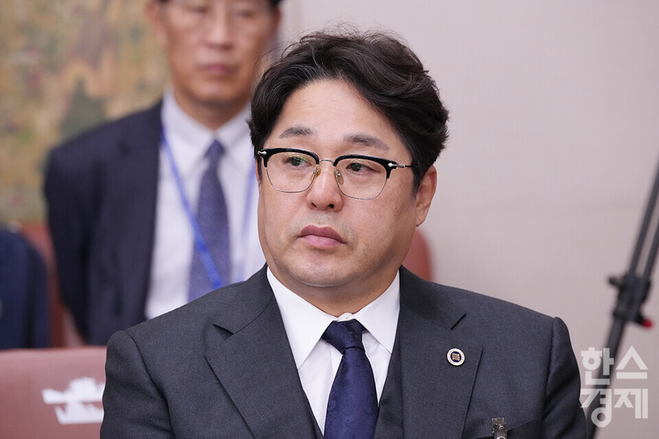 정창훈 대한수영연맹 회장이 22일 서울 여의도 국회에서 열린 문화체육관광위원회의 대한체육회 등에 대한 국정감사에 출석해 의원 질의를 듣고 있다. /최대성 기자 dpdaesung@sporbiz.co.kr 2024.10.22.