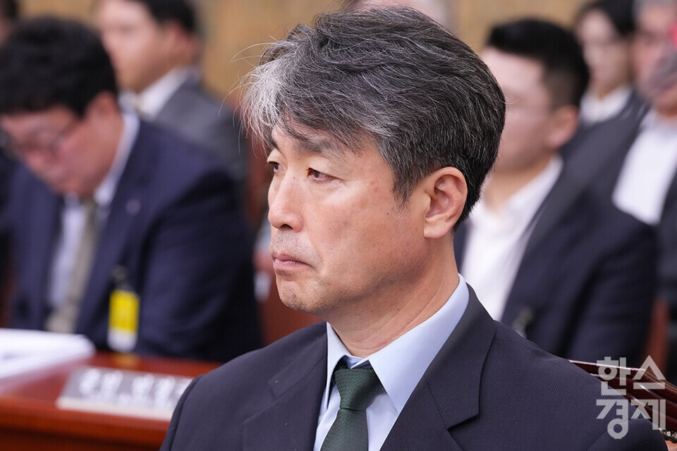 김중헌 태권도진흥재단 이사장이 22일 서울 여의도 국회에서 열린 문화체육관광위원회의 대한체육회 등에 대한 국정감사에 출석해 의원 질의를 듣고 있다. /최대성 기자 dpdaesung@sporbiz.co.kr 2024.10.22.