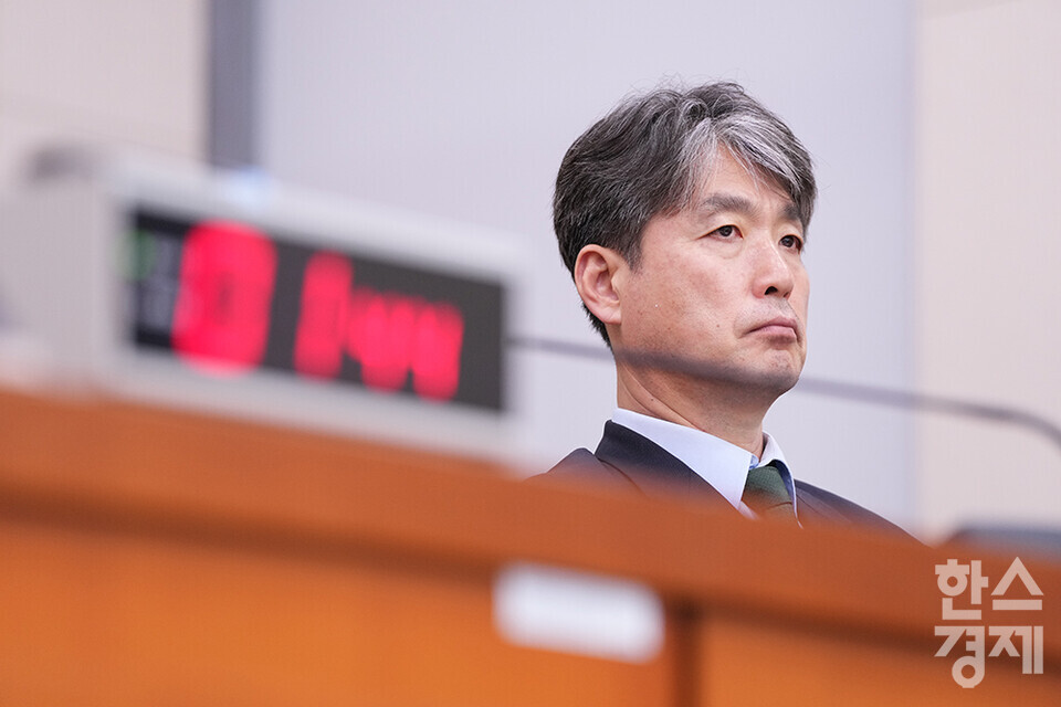 김중헌 태권도진흥재단 이사장이 22일 서울 여의도 국회에서 열린 문화체육관광위원회의 대한체육회 등에 대한 국정감사에 출석해 의원 질의를 듣고 있다. /최대성 기자 dpdaesung@sporbiz.co.kr 2024.10.22.