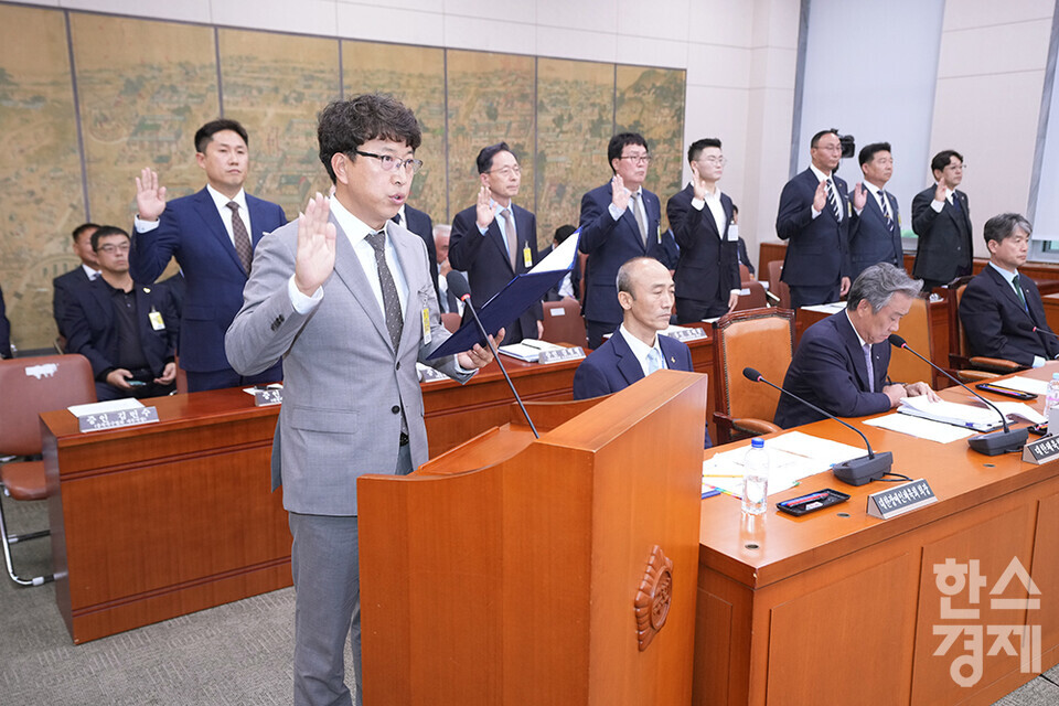 김민수 충북족구협회 사무국장이 22일 서울 여의도 국회에서 열린 문화체육관광위원회의 대한체육회 등에 대한 국정감사에 출석해 증인선서를 하고 있다. /최대성 기자 dpdaesung@sporbiz.co.kr 2024.10.22.