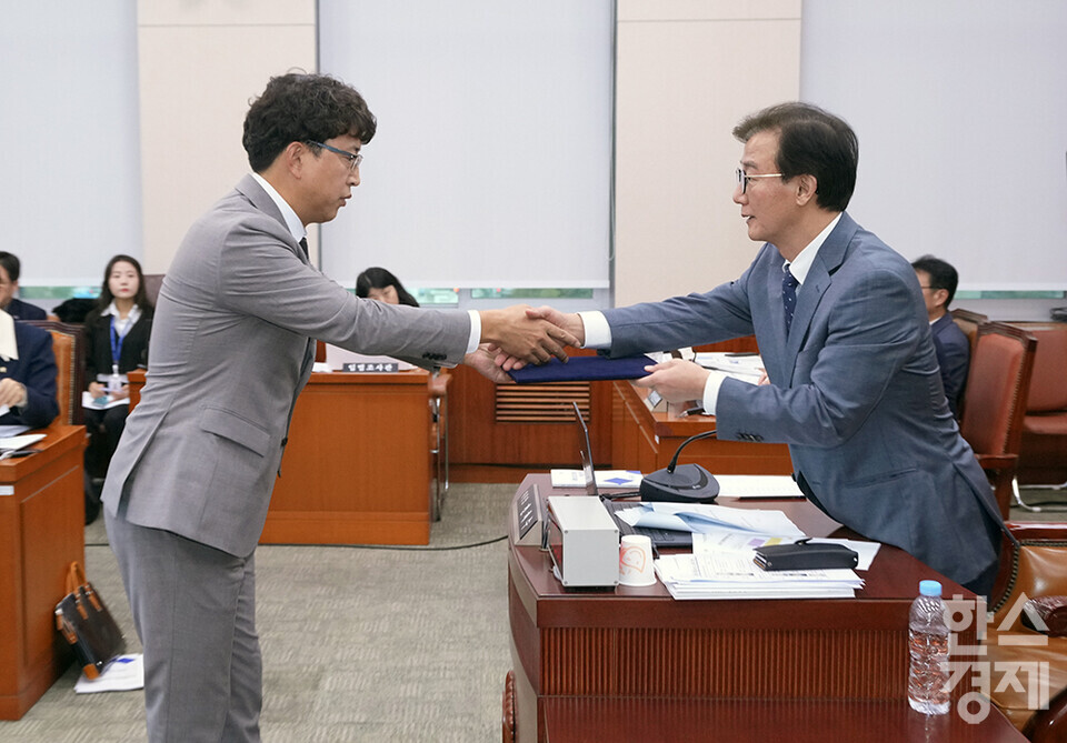 김민수 충북족구협회 사무국장이 22일 서울 여의도 국회에서 열린 문화체육관광위원회의 대한체육회 등에 대한 국정감사에 출석해 증인선서문을 전재수 위원장에게 제출하고 있다. /최대성 기자 dpdaesung@sporbiz.co.kr 2024.10.22.