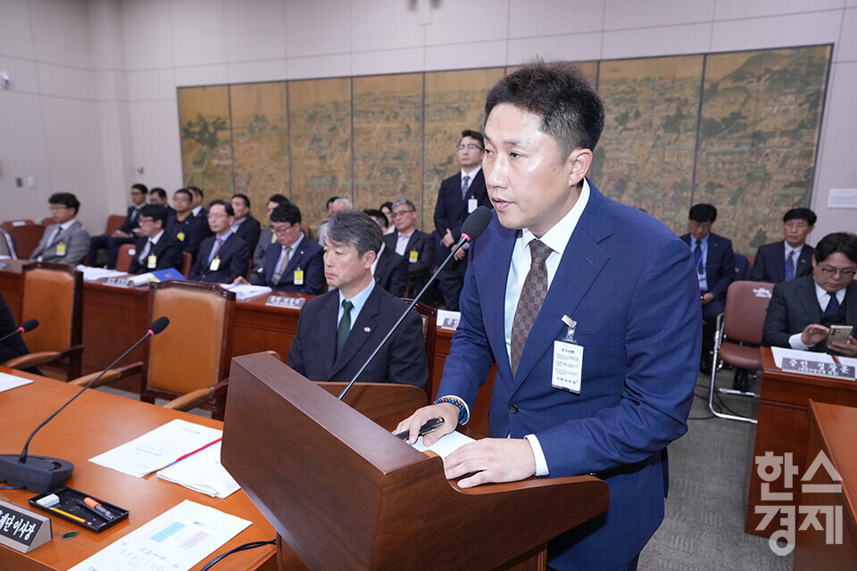 김종민 대한킥복싱협회장이 22일 서울 여의도 국회에서 열린 문화체육관광위원회의 대한체육회 등에 대한 국정감사에 출석해 의원 질의에 답변하고 있다. /최대성 기자 dpdaesung@sporbiz.co.kr 2024.10.22.