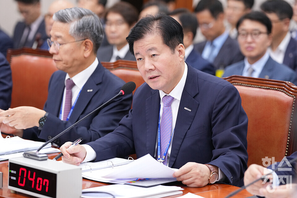 강석진 중소벤처기업진흥공단 이사장이 22일 서울 여의도 국회에서 열린 산업통상자원중소벤처기업위원회의 중소벤처기업진흥공단, 기술보증기금 등 11개 기관 등에 대한 국정감사에 출석해 의원 질의에 답변하고 있다. /최대성 기자 dpdaesung@sporbiz.co.kr 2024.10.22.