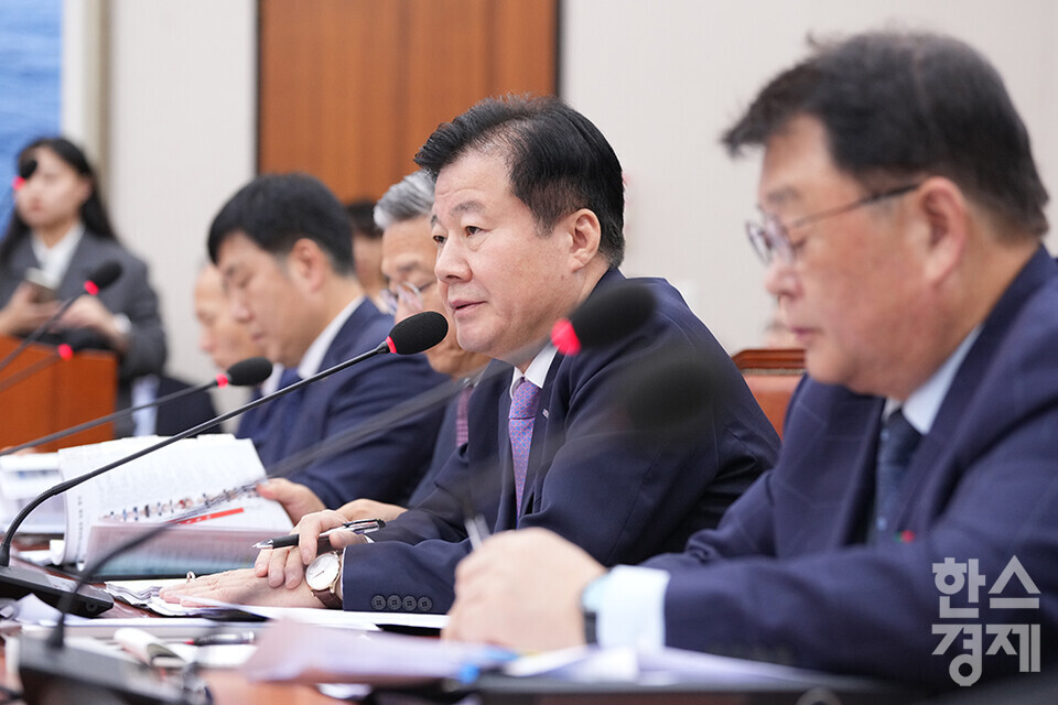 강석진 중소벤처기업진흥공단 이사장이 22일 서울 여의도 국회에서 열린 산업통상자원중소벤처기업위원회의 중소벤처기업진흥공단, 기술보증기금 등 11개 기관 등에 대한 국정감사에 출석해 의원 질의에 답변하고 있다. /최대성 기자 dpdaesung@sporbiz.co.kr 2024.10.22.