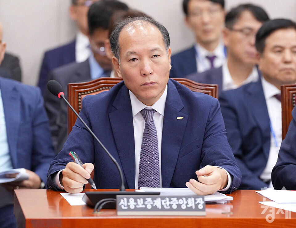 이상훈 신용보증제단중앙회장이 22일 서울 여의도 국회에서 열린 산업통상자원중소벤처기업위원회의 중소벤처기업진흥공단, 기술보증기금 등 11개 기관 등에 대한 국정감사에 출석해 의원 질의를 듣고 있다. /최대성 기자 dpdaesung@sporbiz.co.kr 2024.10.22.