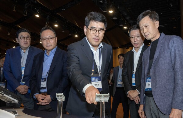 23일 경기 화성시에 있는 롤링힐스 호텔에서 열린 ‘2024 R&D 협력사 테크 데이'에서 현대차·기아 R&D본부장 양희원 사장(가운데)이 최우수상을 받은 신기술 전시물을 살펴보고 있다./ 현대자동차그룹