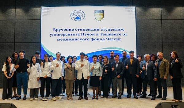 자생한방병원 의료진이 우즈베키스탄 타슈켄트에서 한방의료봉사를 펼쳤다./자생한방병원 제공