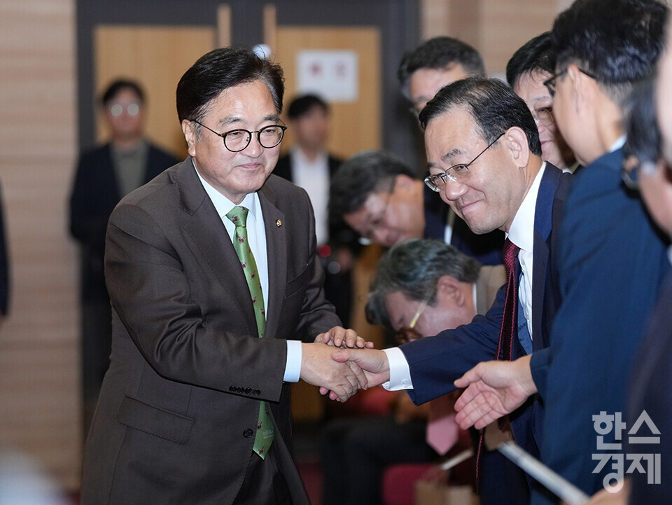 우원식 국회의장이 23일 서울 여의도 국회 의원회관에서 열린 제6회 재생에너지의 날 기념식에 참석해 주호영 국회부의장과 악수하고 있다. /최대성 기자 dpdaesung@sporbiz.co.kr 2024.10.23.