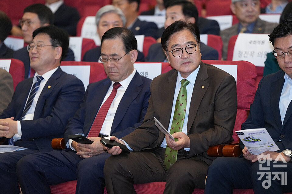 우원식 국회의장, 주호영 국회부의장이 23일 서울 여의도 국회 의원회관에서 열린 제6회 재생에너지의 날 기념식에 참석하고 있다. /최대성 기자 dpdaesung@sporbiz.co.kr 2024.10.23.