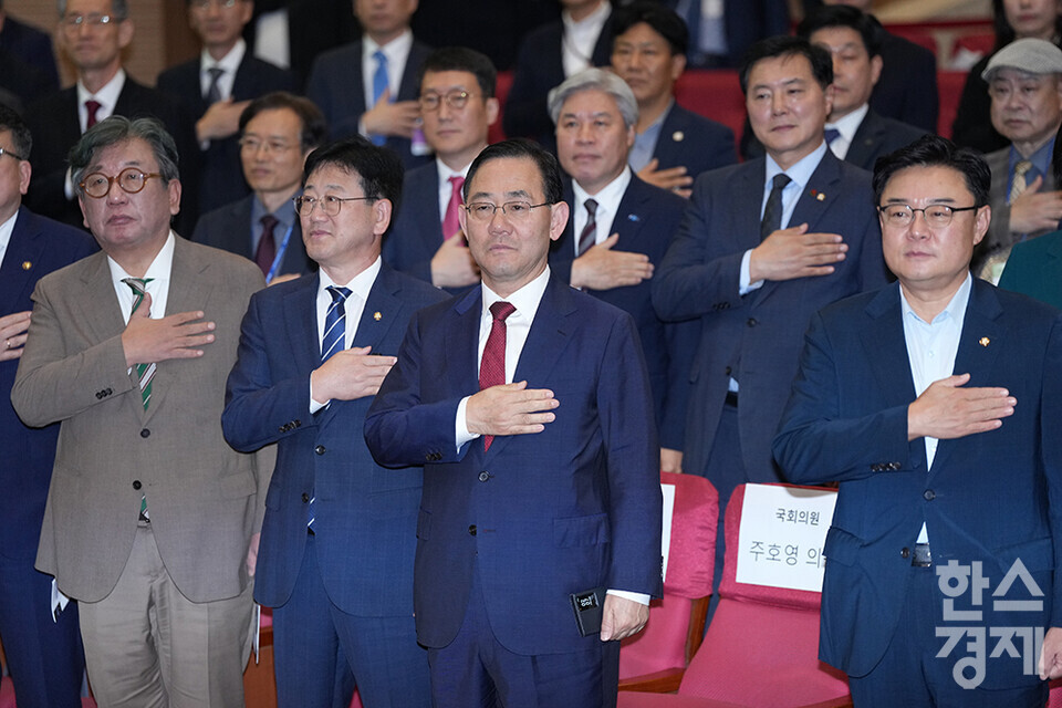 주호영 국회부의장을 비롯한 여야 의원들과 재생에너지 협단체장 등이 23일 서울 여의도 국회 의원회관에서 열린 제6회 재생에너지의 날 기념식에 참석해 국민의례를 하고 있다. /최대성 기자 dpdaesung@sporbiz.co.kr 2024.10.23.