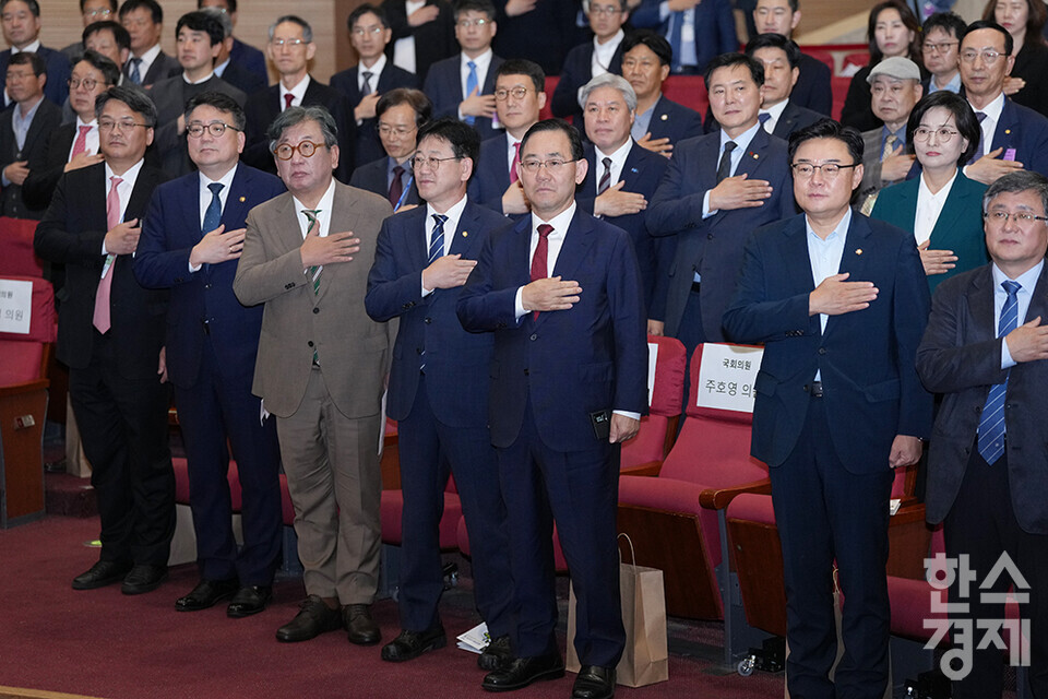 주호영 국회부의장을 비롯한 여야 의원들과 재생에너지 협단체장 등이 23일 서울 여의도 국회 의원회관에서 열린 제6회 재생에너지의 날 기념식에 참석해 국민의례를 하고 있다. /최대성 기자 dpdaesung@sporbiz.co.kr 2024.10.23.