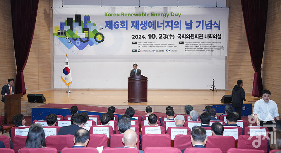 우원식 국회의장이 23일 서울 여의도 국회 의원회관에서 열린 제6회 재생에너지의 날 기념식에 참석해 격려사를 하고 있다. /최대성 기자 dpdaesung@sporbiz.co.kr 2024.10.23.