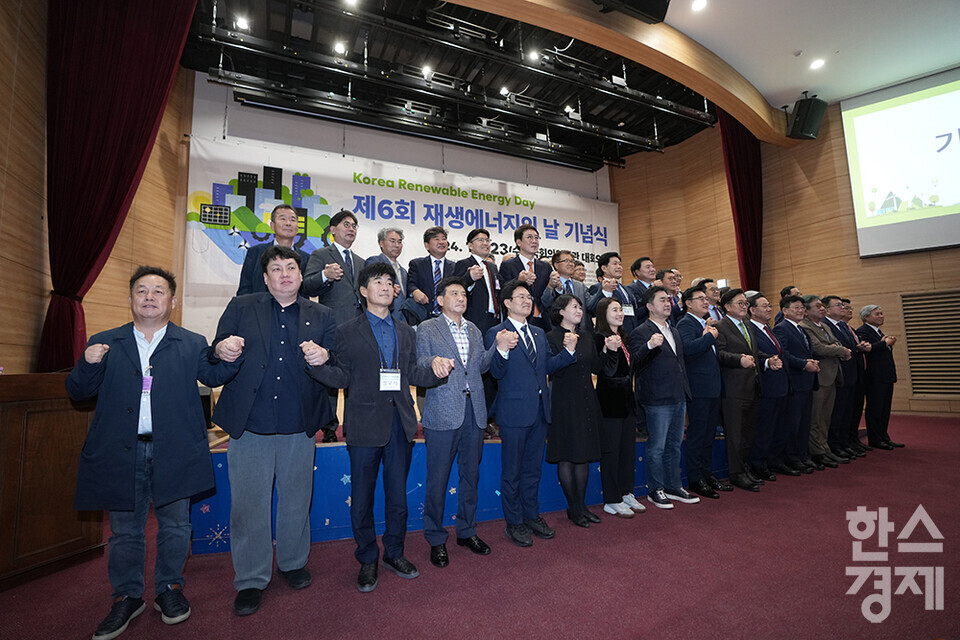 23일 서울 여의도 국회 의원회관에서 제6회 재생에너지의 날 기념식이 열리고 있다. 우원식 국회의장, 주호영 국회부의장, 최남호 산업통상자원부 2차관, 여야 의원을 비롯한 재생에너지 협단체장 등이 기념촬영을 하고 있다. /최대성 기자 dpdaesung@sporbiz.co.kr 2024.10.23.