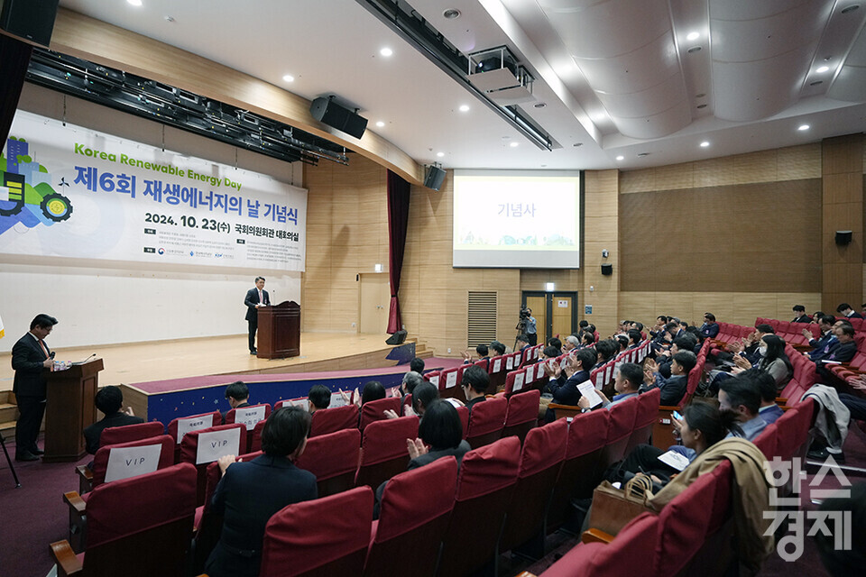 박종환 한국태양광산업협회 회장이 23일 서울 여의도 국회 의원회관에서 열린 제6회 재생에너지의 날 기념식에 참석해 기념사를 하고 있다. /최대성 기자 dpdaesung@sporbiz.co.kr 2024.10.23.