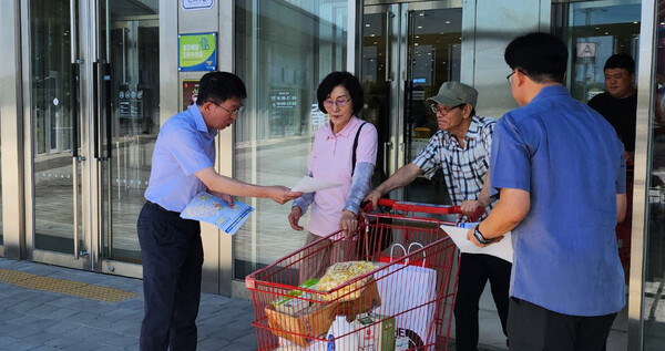 광주광역시는 ‘민군공항 통합 이전’ 공직자 홍보반을 편성해 무안군 9개 읍‧면 주민 대상으로 대대적인 홍보활동을 벌이고 있다. /광주광역시 제공