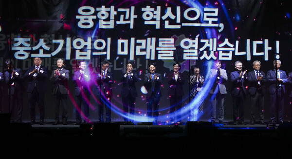 24일 광주에서 열린 중소기업융합대전 개막식에서 관계자들이 박수를 치고 있다. /광주시 제공
