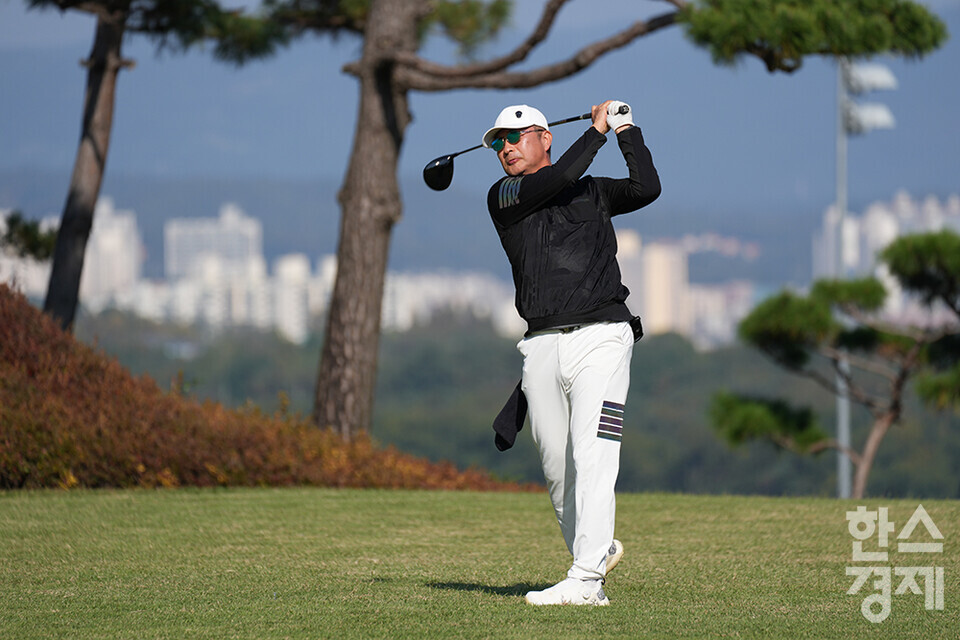 송준석(4기) 펠로우가 24일 경기도 여주컨트리클럽에서 열린 서울대 환경대학원, 한스경제·ESG행복경제연구소가 주최하는 서울대 환경대학원 ESG 전문가과정 원우회 친선 골프대회에서 티오프를 하고 있다. /여주=최대성 기자 dpdaesung@sporbiz.co.kr 2024.10.24.