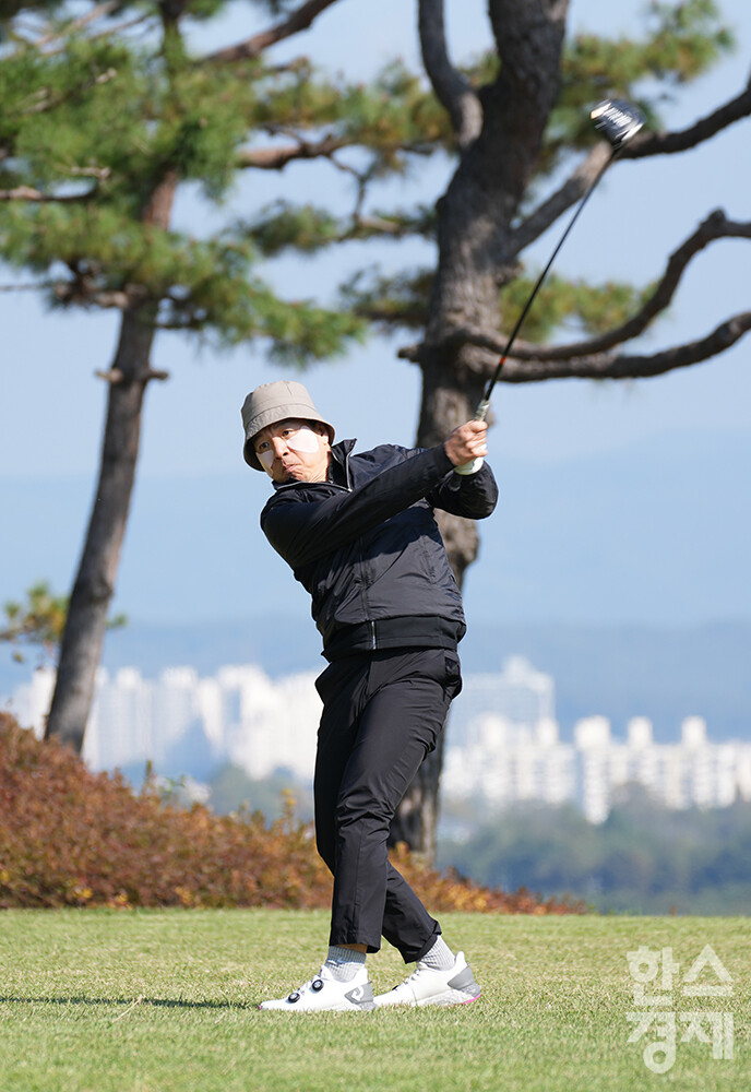 박찬용(3기) 펠로우가 24일 경기도 여주컨트리클럽에서 열린 서울대 환경대학원, 한스경제·ESG행복경제연구소가 주최하는 서울대 환경대학원 ESG 전문가과정 원우회 친선 골프대회에서 티오프를 하고 있다. /여주=최대성 기자 dpdaesung@sporbiz.co.kr 2024.10.24.