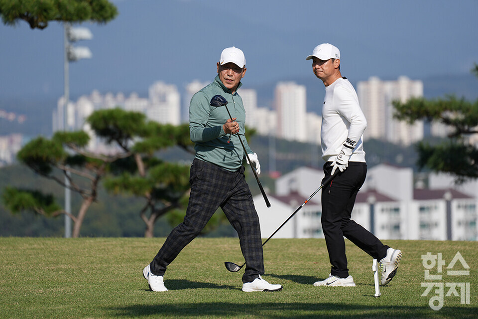 오응주(3기) 펠로우, 김민수(1기) 펠로우가 24일 경기도 여주컨트리클럽에서 열린 서울대 환경대학원, 한스경제·ESG행복경제연구소가 주최하는 서울대 환경대학원 ESG 전문가과정 원우회 친선 골프대회에서 티오프를 하고 있다. /여주=최대성 기자 dpdaesung@sporbiz.co.kr 2024.10.24.