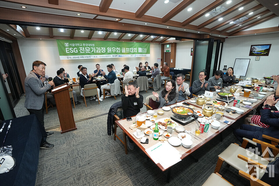 24일 경기도 여주컨트리클럽에서 서울대 환경대학원, 한스경제·ESG행복경제연구소가 주최하는 서울대 환경대학원 ESG 전문가과정 원우회 친선 골프대회 시상식이 열리고 있다. 정순표 (주)한국뉴미디어 회장이 인사말을 하고 있다. /여주=최대성 기자 dpdaesung@sporbiz.co.kr 2024.10.24.