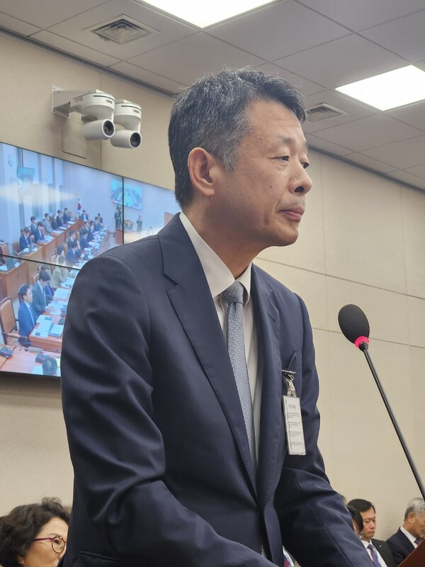 국회 산자중기위 국감에 출석, 답변하고 있는 김광일 MBK파트너스 부회장.