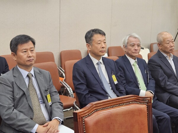 왼쪽부터 박기덕 고려아연 사장, 김광일 MBK파트너스 부회장, 강성두 영풍그룹 사장. 