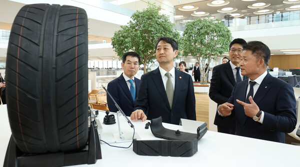 안덕근 산업통상자원부 장관이 지난 17일 한국앤컴퍼니그룹 본사를 찾아 AI 기술 시연애 참관하고 있다./ 한국앤컴퍼니그룹