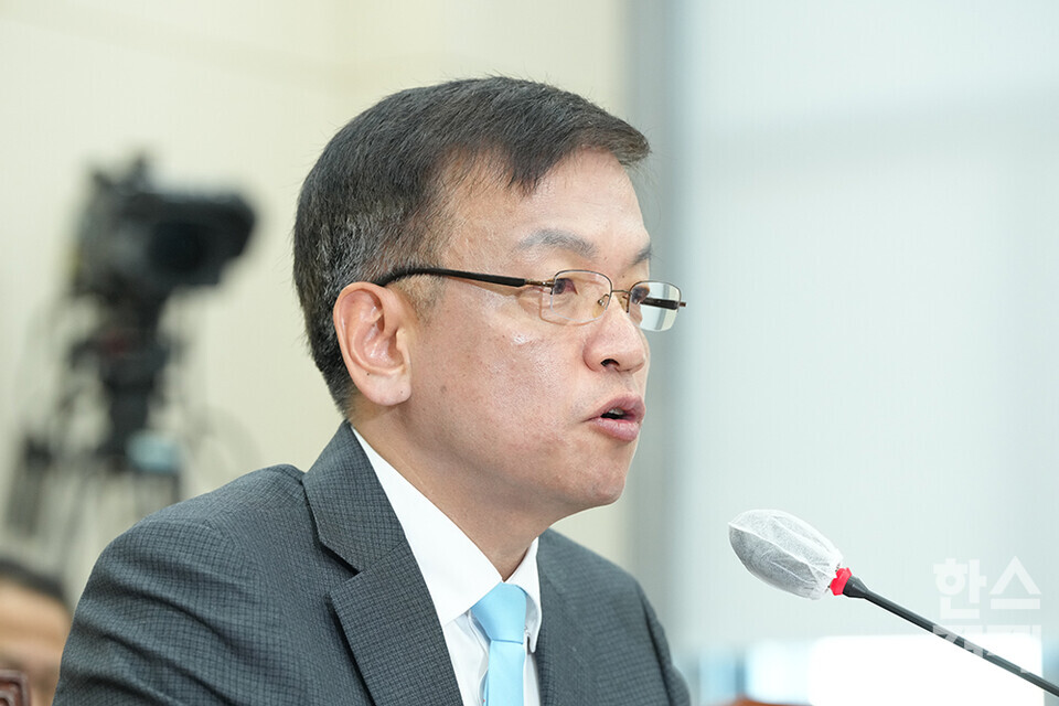 최상목 부총리 겸 기획재정부 장관 후보자가 19일 서울 여의도 국회에서 열린 인사청문회에서 의원 질의에 답하고 있다. /최대성 기자 dpdaesung@sporbiz.co.kr 2023.12.19.