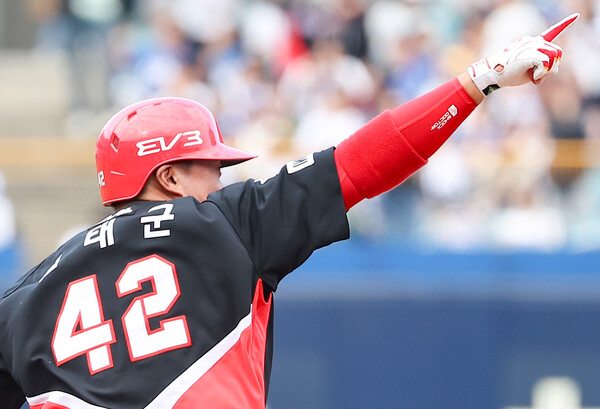 26일 대구 삼성라이온즈파크에서 열린 2024 신한 SOL뱅크 KBO 포스트시즌 한국시리즈 4차전 삼성 라이온즈와 KIA 타이거즈의 경기. 3회초 2사 만루 KIA 김태군이 만루 홈런을 치고 기뻐하고 있다. /연합뉴스