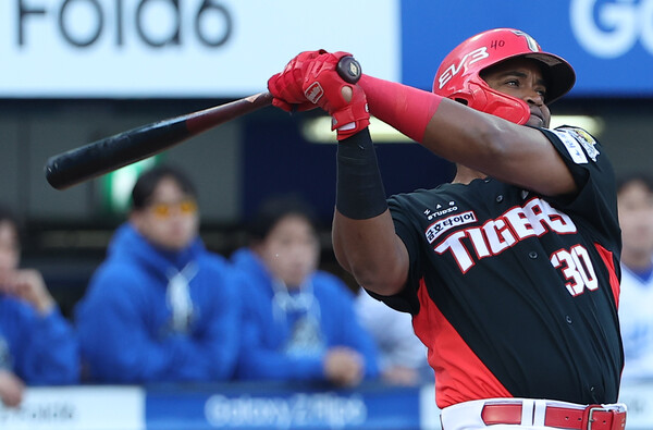 26일 대구 삼성라이온즈파크에서 열린 2024 신한 SOL뱅크 KBO 포스트시즌 한국시리즈 4차전 삼성 라이온즈와 KIA 타이거즈의 경기. 6회초 1사 1루 KIA 소크라테스가 2점 홈런을 치고 있다. /연합뉴스