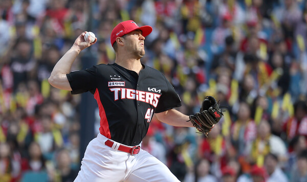 26일 오후 대구 삼성라이온즈파크에서 열린 2024 신한 SOL뱅크 KBO 포스트시즌 한국시리즈 4차전 KIA 타이거즈와 삼성 라이온즈의 경기. 2회말 KIA 선발투수 네일이 역투하고 있다. /연합뉴스