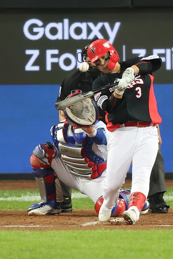 25일 대구 삼성라이온즈파크에서 열린 2024 신한 SOL뱅크 KBO 포스트시즌 한국시리즈 3차전 KIA 타이거즈와 삼성 라이온즈의 경기. 2회초 1사 1루 KIA 김선빈이 안타를 치고 있다. /연합뉴스