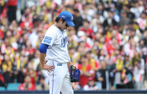 26일 오후 대구 삼성라이온즈파크에서 열린 2024 신한 SOL뱅크 KBO 포스트시즌 한국시리즈 4차전 KIA 타이거즈와 삼성 라이온즈의 경기. 3회초 삼성 선발투수 원태인이 강판 전 고개를 숙이고 있다. /연합뉴스