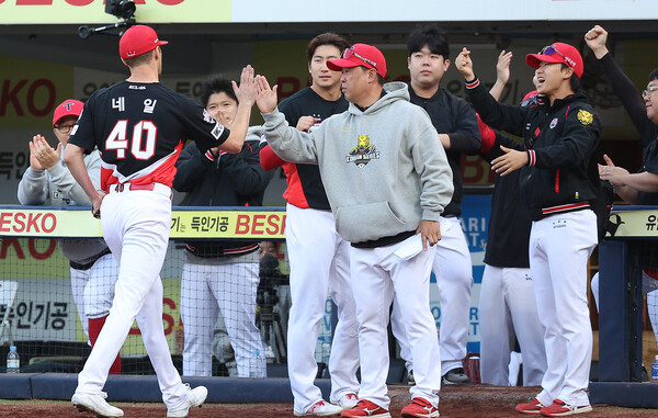 26일 오후 대구 삼성라이온즈파크에서 열린 2024 신한 SOL뱅크 KBO 포스트시즌 한국시리즈 4차전 KIA 타이거즈와 삼성 라이온즈의 경기. 6회말 KIA 선발투수 네일이 마운드를 내려가며 동료들과 하이파이브를 하고 있다. /연합뉴스