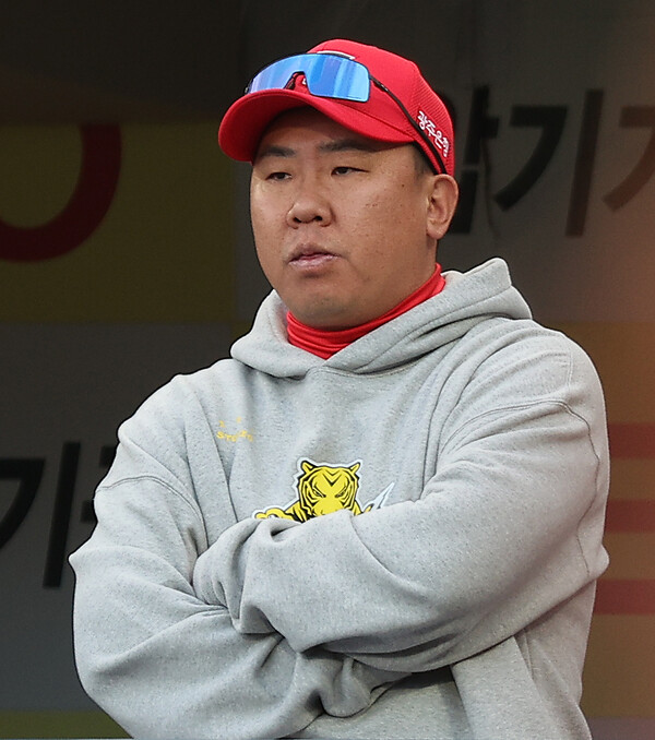 26일 오후 대구 삼성라이온즈파크에서 열린 2024 신한 SOL뱅크 KBO 포스트시즌 한국시리즈 4차전 KIA 타이거즈와 삼성 라이온즈의 경기. KIA 이범호 감독이 경기를 지켜보고 있다. /연합뉴스