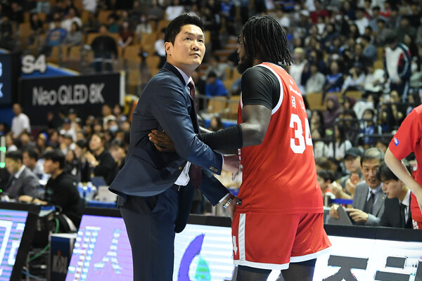 전희철 SK 감독(왼쪽)과 자밀 워니. /KBL 제공