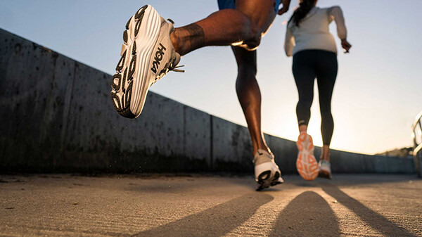 호카 러닝화를 신고 달리고 있는 사람들의 모습. /호카 공식 SNS