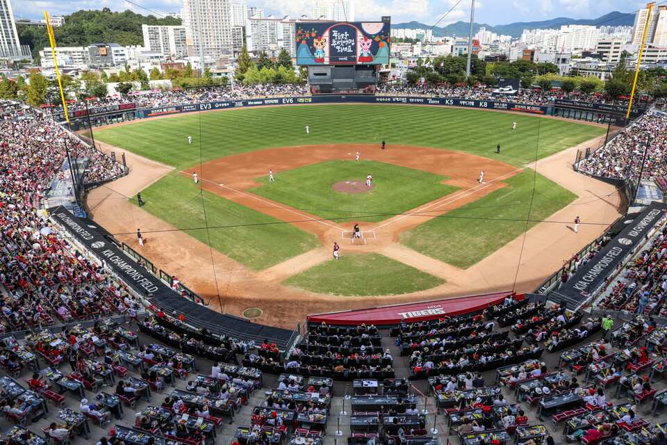 지난달 15일 시즌 26번째 매진을 기록한 광주 기아챔피언스필드 전경. /KIA 제공