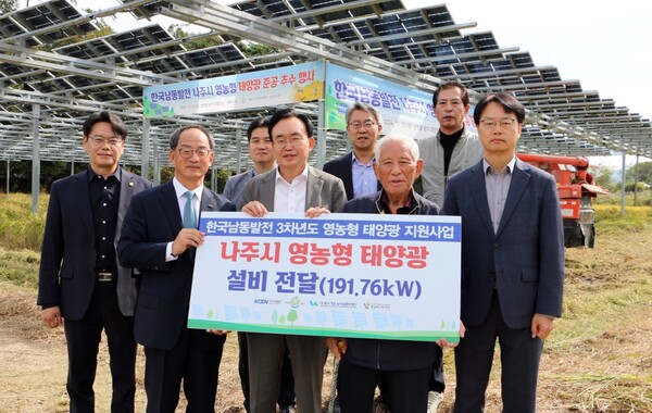 윤병태 나주시장(앞줄 가운데)이 남평읍 하남마을 영농형 태양광 설비를 농가에 전달하고 있다. /나주시 제공