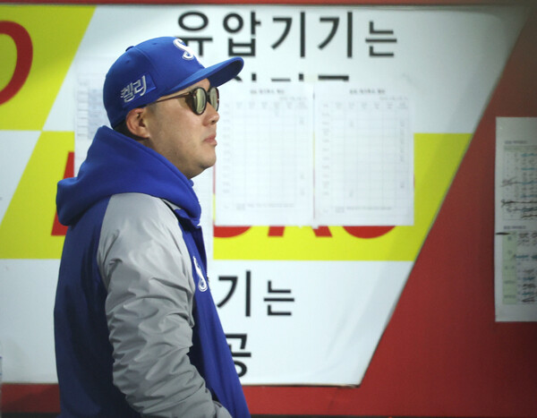 23일 광주 기아챔피언스필드에서 열린 2024 신한 SOL뱅크 KBO 포스트시즌 한국시리즈 2차전 삼성 라이온즈와 KIA 타이거즈의 경기. 박진만 삼성 감독이 경기를 지켜보고 있다. /연합뉴스