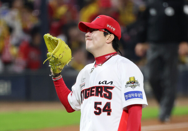 28일 광주 기아챔피언스필드에서 열린 2024 신한 SOL뱅크 KBO 포스트시즌 한국시리즈 5차전 삼성 라이온즈와 KIA 타이거즈의 경기. KIA 양현종이 3회초에 삼성 디아즈에게 투런홈런을 허용한 뒤 새 볼을 건네받고 있다. /연합뉴스