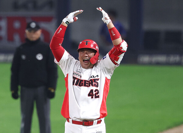 28일 광주 기아챔피언스필드에서 열린 2024 신한 SOL뱅크 KBO 포스트시즌 한국시리즈 5차전 삼성 라이온즈와 KIA 타이거즈의 경기. 6회말 1사 1,3루 상황에서 KIA 김태군이 역전 적시타를 친 뒤 환호하고 있다. /연합뉴스