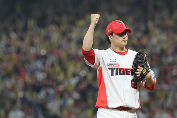 28일 광주 기아챔피언스필드에서 열린 2024 신한 SOL뱅크 KBO 포스트시즌 한국시리즈 5차전 삼성 라이온즈와 KIA 타이거즈의 경기. 8회초 2사 만루 삼성 이재현 타석 때 교체투입된 KIA 정해영이 이재현을 유격수 플라이로 막아낸 뒤 손을 들어올려 보이고 있다. /연합뉴스